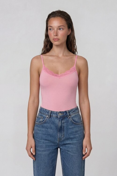 Dantel Detaylı İnce Askılı V Yaka Bluz