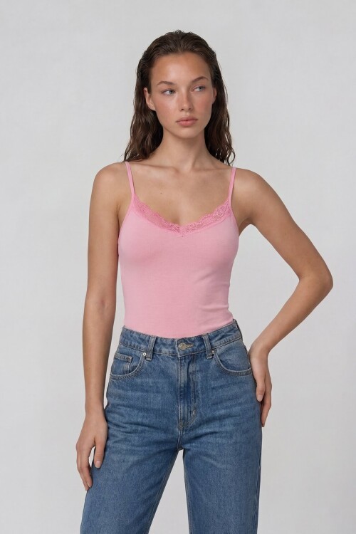 Dantel Detaylı İnce Askılı V Yaka Bluz