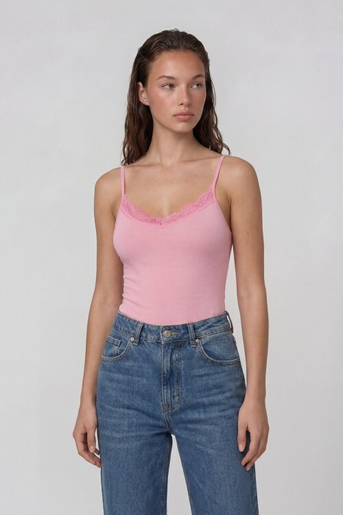 Dantel Detaylı İnce Askılı V Yaka Bluz