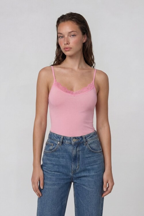 Dantel Detaylı İnce Askılı V Yaka Bluz