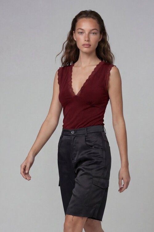 Derin V Yaka Dantel Detaylı Sandy Bluz