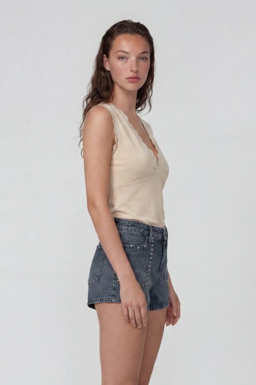 Derin V Yaka Dantel Detaylı Sandy Bluz