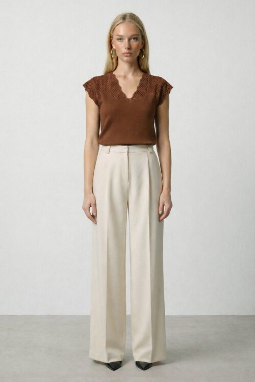 Kahverengi V Yaka Delik Ajurlu Mevsimlik Triko Bluz