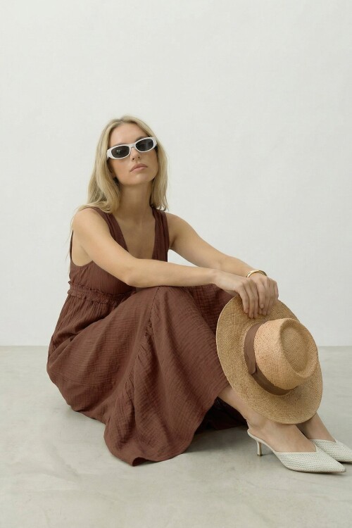 Kahverengi V Yaka Fırfır Detaylı Astarlı Müslin Elbise