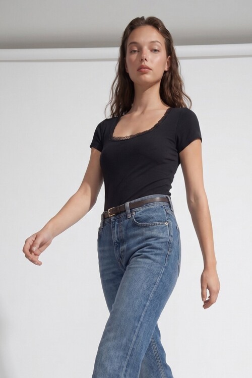Kare Yaka Dantel Detaylı Örme Bluz