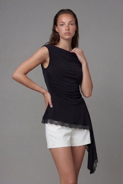 Kayık Yaka Kolsuz Dantel Detaylı Bluz