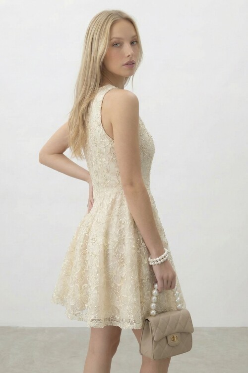 Kolsuz Desenli Mini Elbise