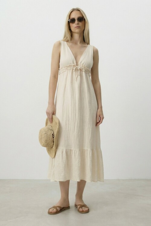 Krem V Yaka Fırfır Detaylı Astarlı Müslin Elbise