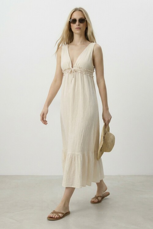 Krem V Yaka Fırfır Detaylı Astarlı Müslin Elbise