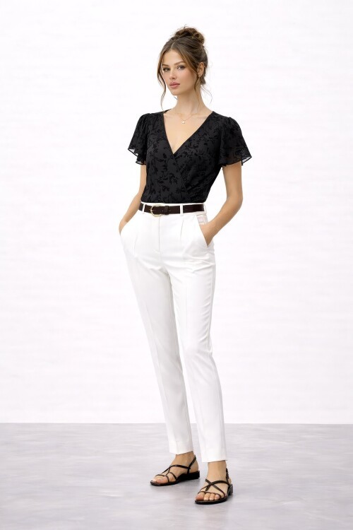 Kruvaze Yaka Bağlamalı Dantel Bluz
