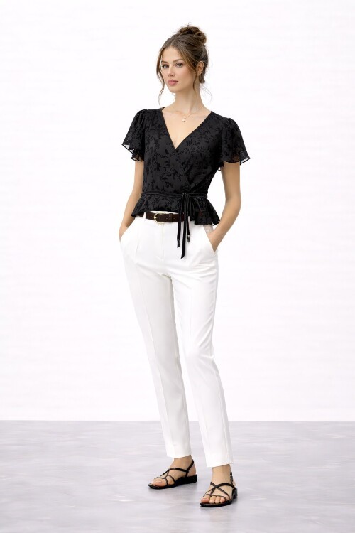 Kruvaze Yaka Bağlamalı Dantel Bluz