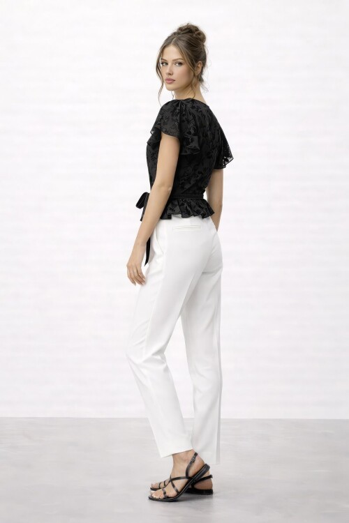 Kruvaze Yaka Bağlamalı Dantel Bluz