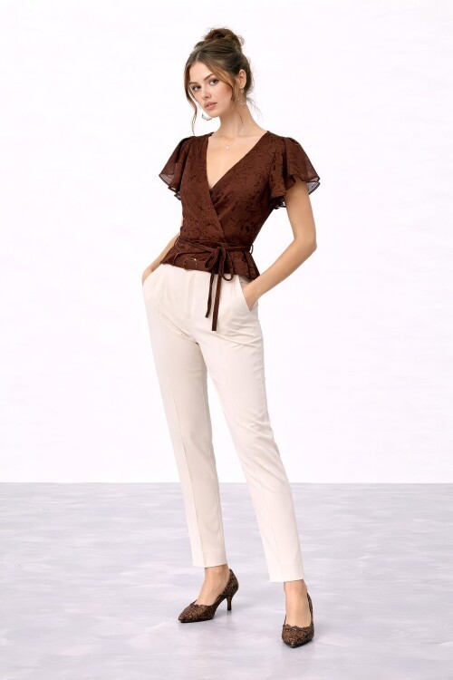 Kruvaze Yaka Bağlamalı Dantel Bluz