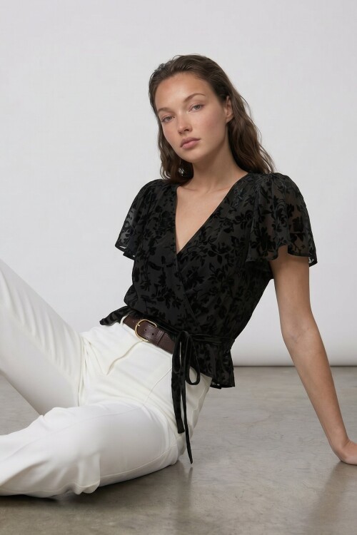 Kruvaze Yaka Bağlamalı Dantel Bluz