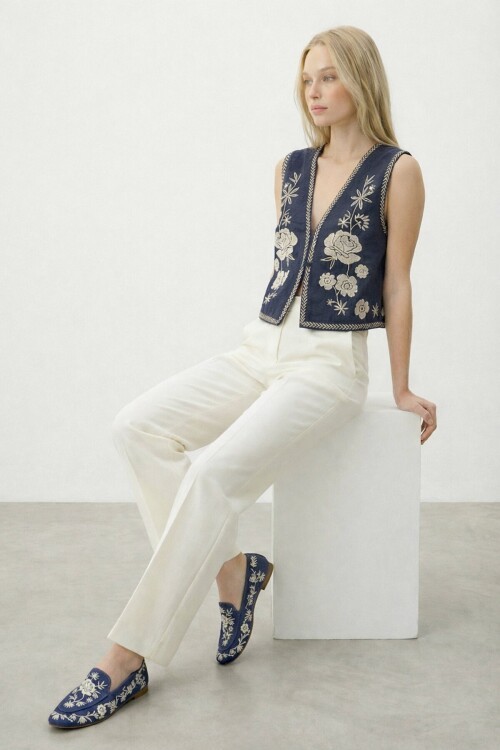 Lacivert Nakış Detaylı Astarlı Dokulu Crop Yelek