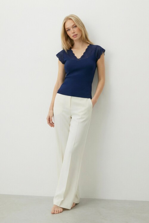 Lacivert Önü Ve Arkası V Yaka Delik Ajurlu Triko Bluz