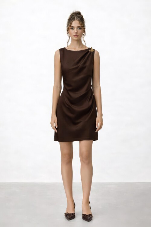 Metal Aksesuar Detaylı Kolsuz Mini Elbise