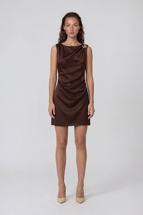 Metal Aksesuar Detaylı Kolsuz Mini Elbise