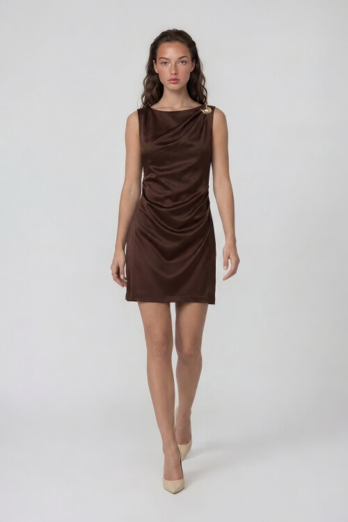 Metal Aksesuar Detaylı Kolsuz Mini Elbise