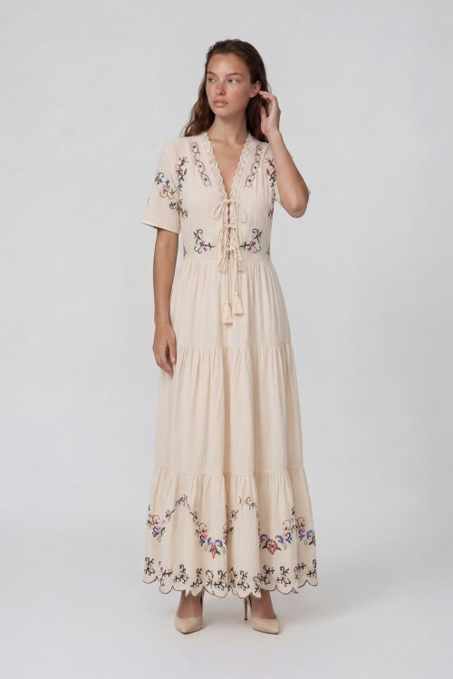 Nakışlı V Yaka Bağlama Detaylı Kısa Kol Midi Elbise