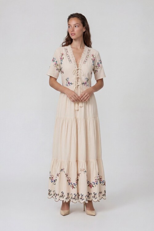 Nakışlı V Yaka Bağlama Detaylı Kısa Kol Midi Elbise