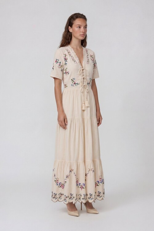 Nakışlı V Yaka Bağlama Detaylı Kısa Kol Midi Elbise