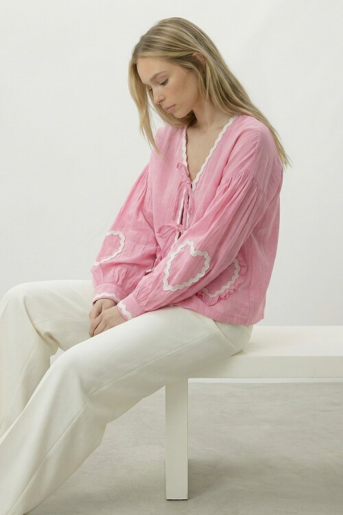 Pembe Kalp Nakışlı Bağlamalı Mevsimlik Ceket