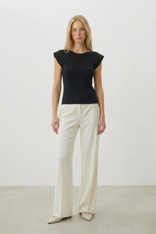 Siyah Kayık Yaka Omuzları Delik Ajurlu Kolsuz Triko Bluz