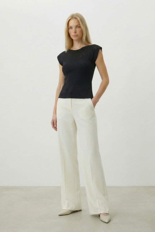 Siyah Kayık Yaka Omuzları Delik Ajurlu Kolsuz Triko Bluz