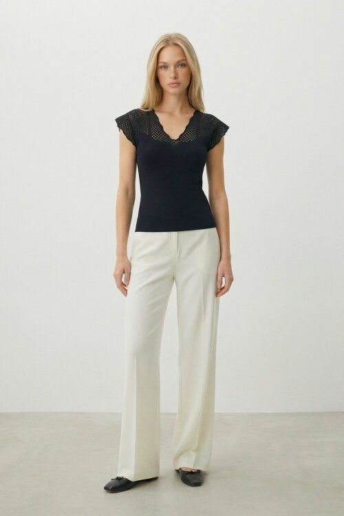 Siyah Önü Ve Arkası V Yaka Delik Ajurlu Triko Bluz