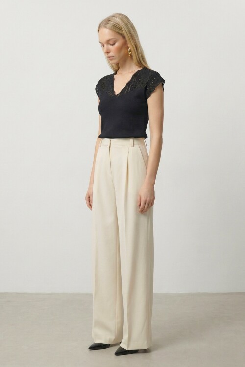 Siyah V Yaka Delik Ajurlu Mevsimlik Triko Bluz