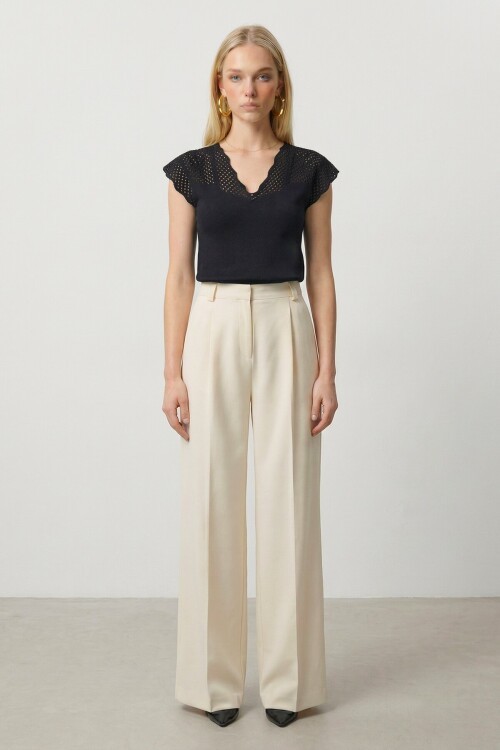 Siyah V Yaka Delik Ajurlu Mevsimlik Triko Bluz