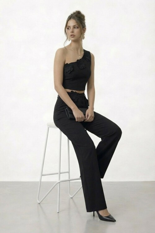 Tek Omuz Crop Ve Çiçek Aksesuarlı Pantolon Takım