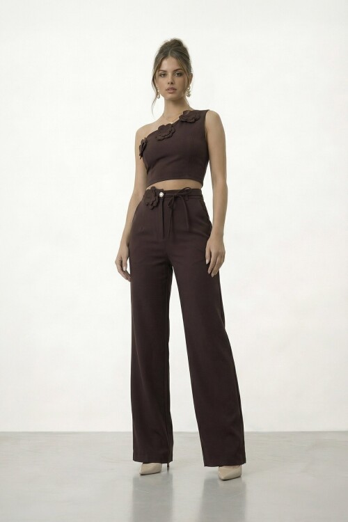 Tek Omuz Crop Ve Çiçek Aksesuarlı Pantolon Takım