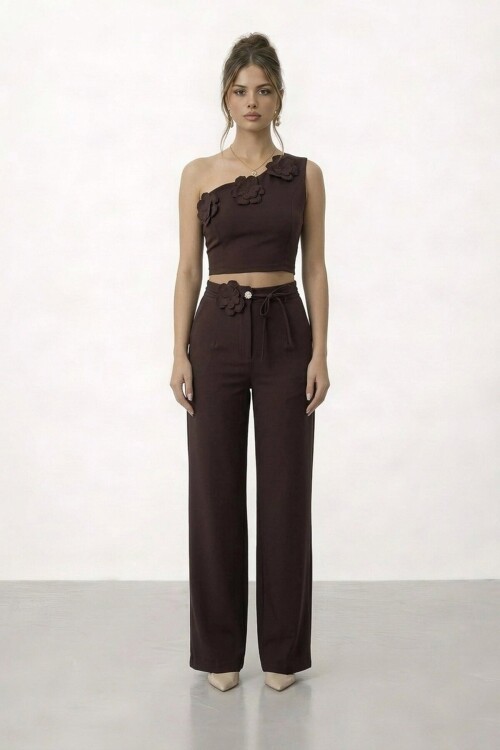 Tek Omuz Crop Ve Çiçek Aksesuarlı Pantolon Takım