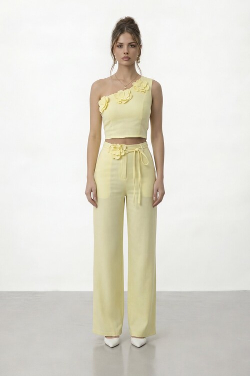 Tek Omuz Crop Ve Çiçek Aksesuarlı Pantolon Takım