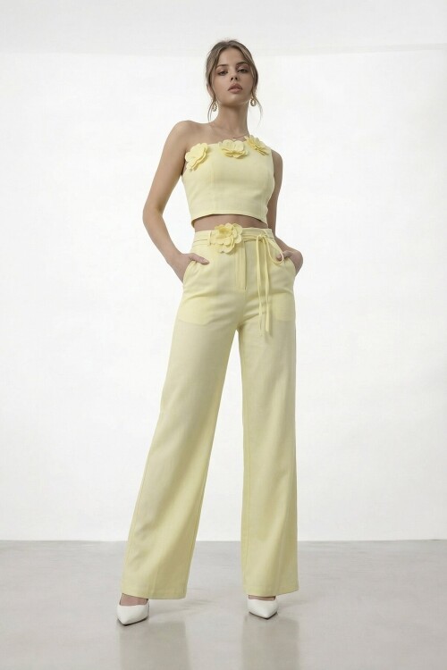 Tek Omuz Crop Ve Çiçek Aksesuarlı Pantolon Takım