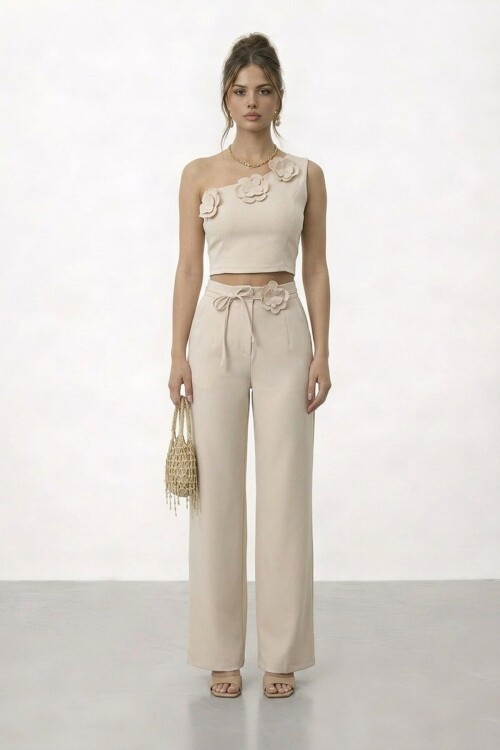 Tek Omuz Crop Ve Çiçek Aksesuarlı Pantolon Takım