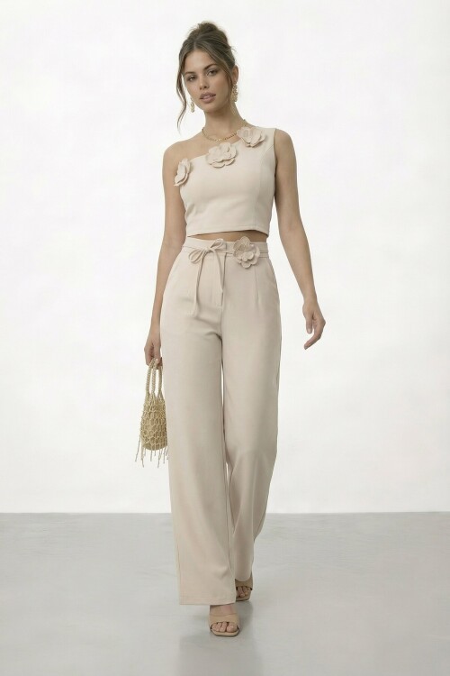 Tek Omuz Crop Ve Çiçek Aksesuarlı Pantolon Takım