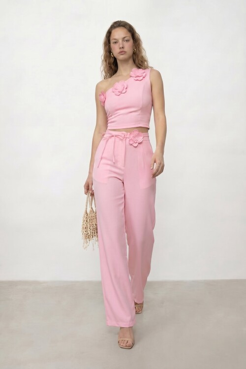 Tek Omuz Crop Ve Çiçek Aksesuarlı Pantolon Takım