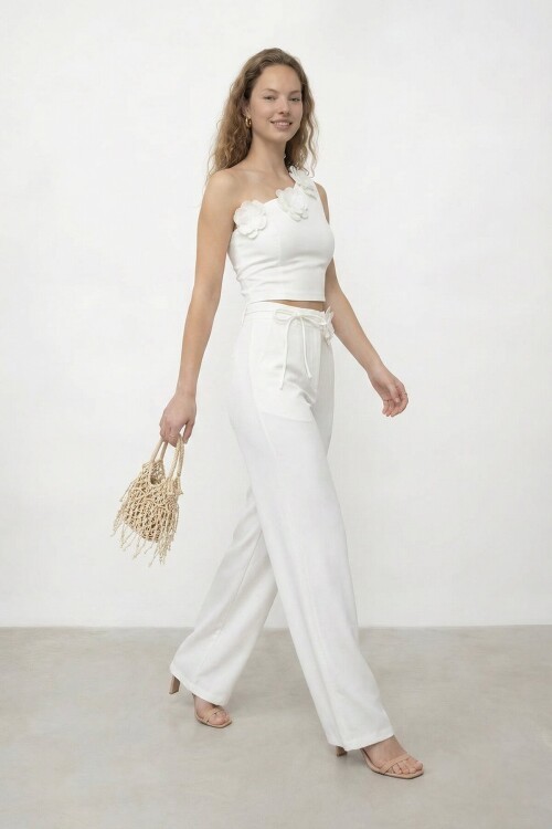 Tek Omuz Crop Ve Çiçek Aksesuarlı Pantolon Takım