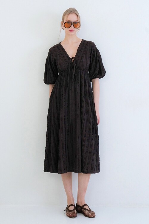 V Yaka Bağlama Detaylı Fırfır Kumaş Maxi Boy Elbise