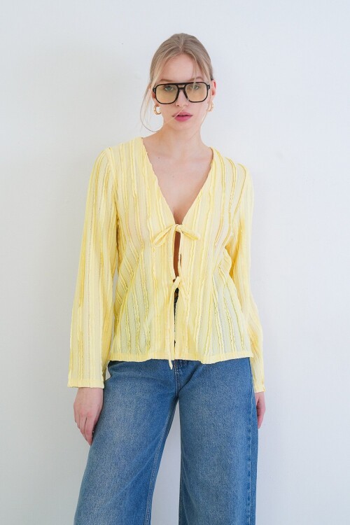 V Yaka Bağlama Detaylı Fırfır Kumaş Örme Bluz