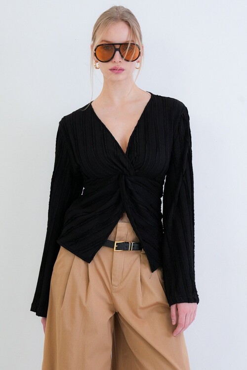 V Yaka Burgu Detaylı Fırfır Kumaş Bluz