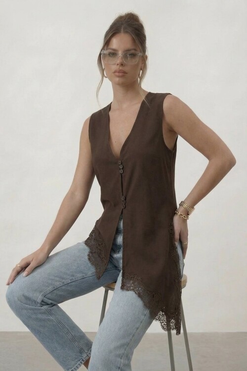 V Yaka Dantel Detaylı Asimetrik Yelek