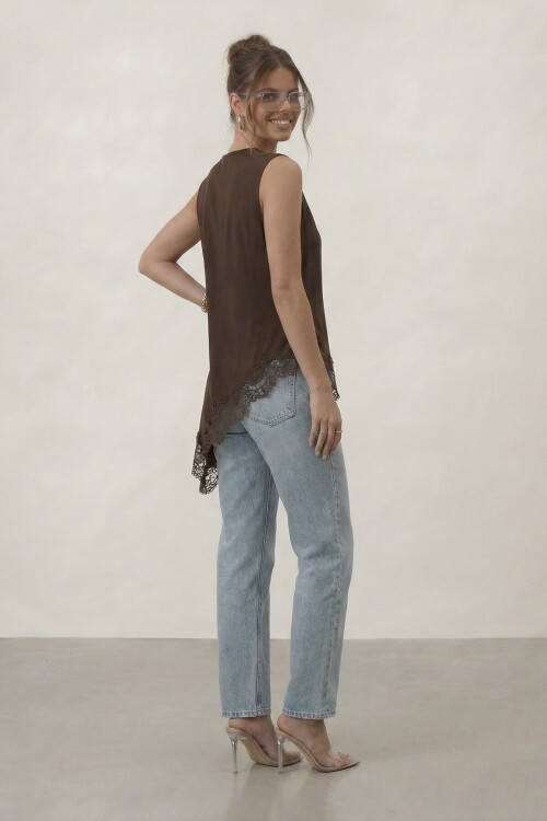 V Yaka Dantel Detaylı Asimetrik Yelek