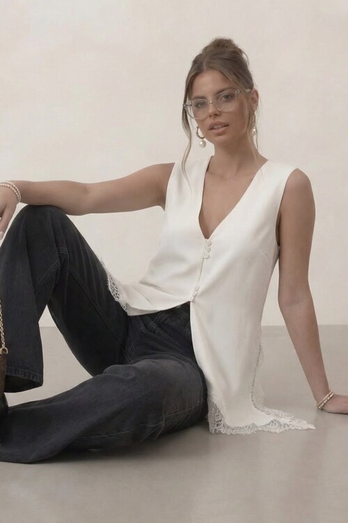 V Yaka Dantel Detaylı Asimetrik Yelek