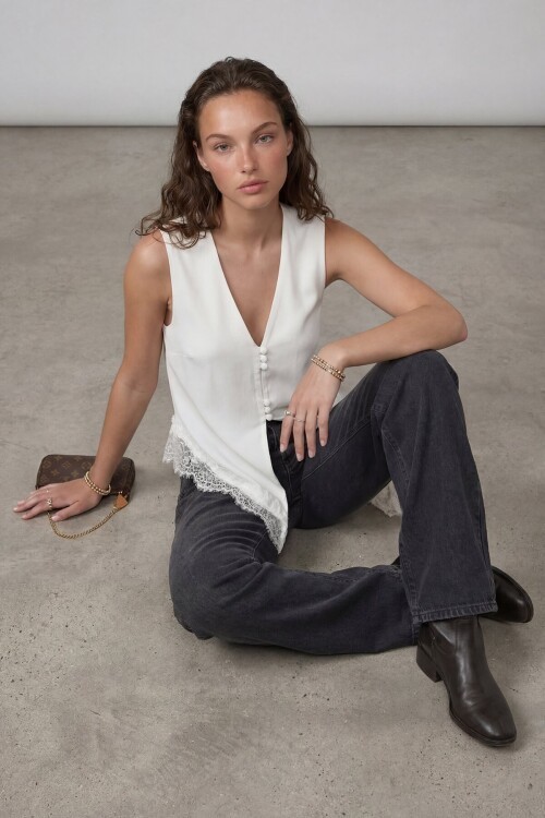 V Yaka Dantel Detaylı Asimetrik Yelek