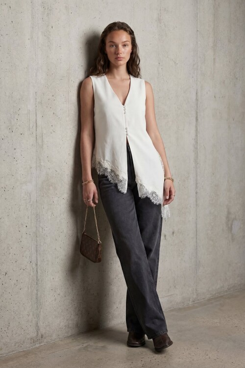 V Yaka Dantel Detaylı Asimetrik Yelek