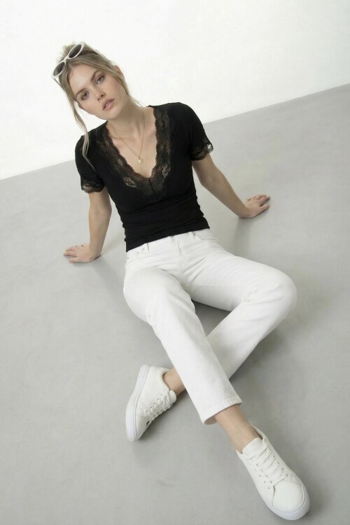 V Yaka Dantel Detaylı Bluz